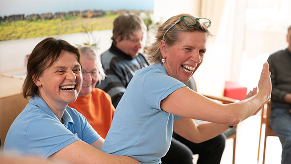Den Gästen der Tagespflege Spaß und Freude zu bereiten, ist Josefine E. sehr wichtig. In der sozialen Betreuung ist viel Raum für lustige Spiele und Bewegungsübungen, die die älteren Menschen mobilisieren, aktivieren und sie zum Lachen bringen. (Foto: Thomas Dashuber/VdPB)